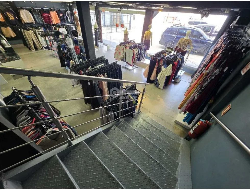 GALERA COMERCIAL CON LOCALES Y BODEGA EN JUAN PABLO II  /TUMBA MUERTO