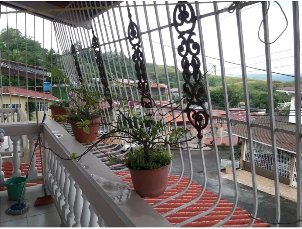 SE VENDE CASA EN LAS CUMBRES URB. SAN ANDRES FRENTE AL METRO