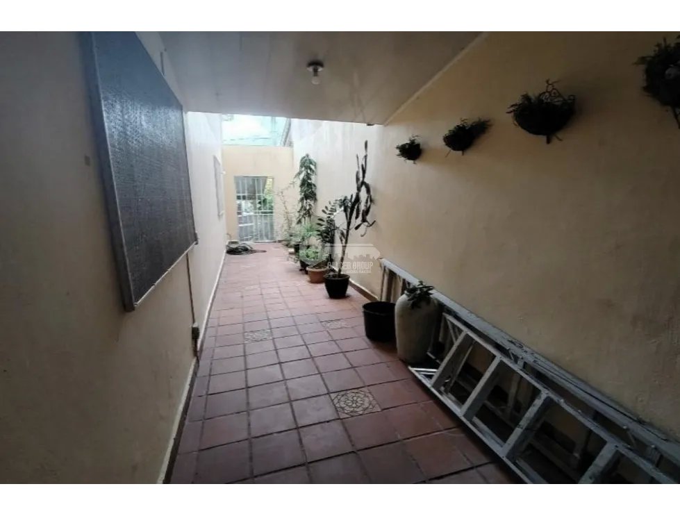 SE VENDE CASA EN LAS CUMBRES URB. SAN ANDRES FRENTE AL METRO