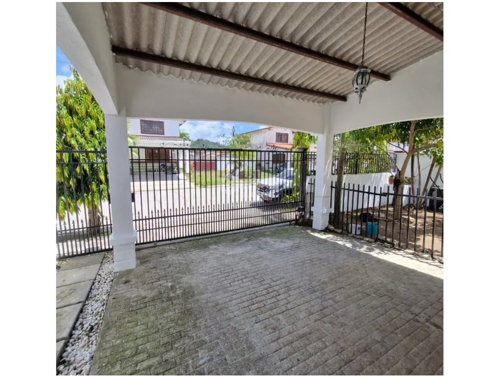 SE VENDE CASA EN LAS CUMBRES PH QUINTAS DEL LAGO CON TERRAZA Y PATIO