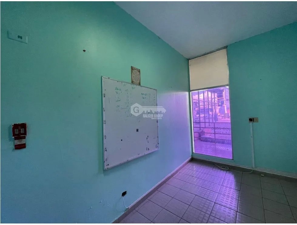 SE ALQUILA LOCAL EN PEDREGAL PH GOLDEN PARK DE 80M CON AIRE A.