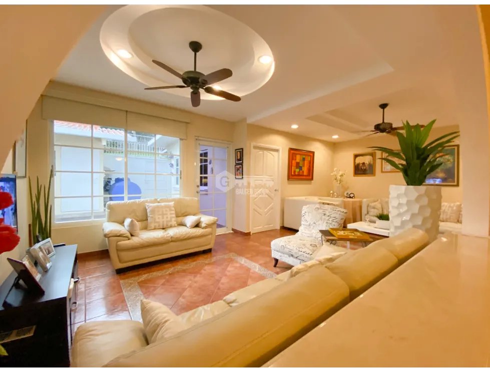 SE VENDE CASA EN BETANIA MIRAFLORES 326M 2 PISOS 3 HABITACION 4 BAÑOS