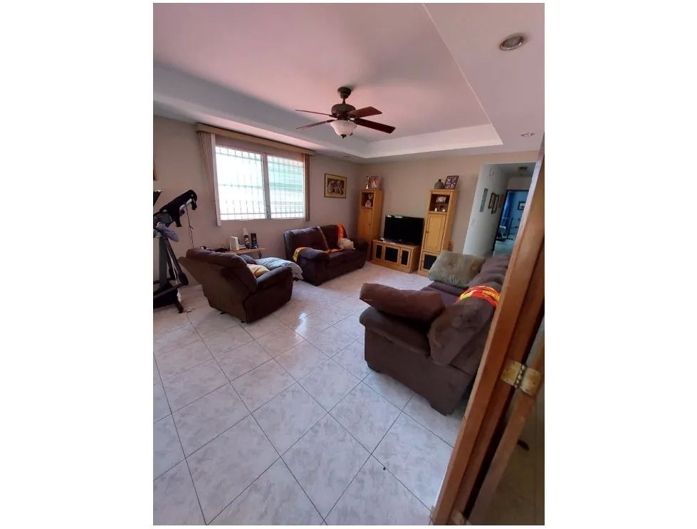 SE VENDE CASA VILLA DE LAS FUENTES II 400M 2 PISOS CON TERRAZA Y BAR