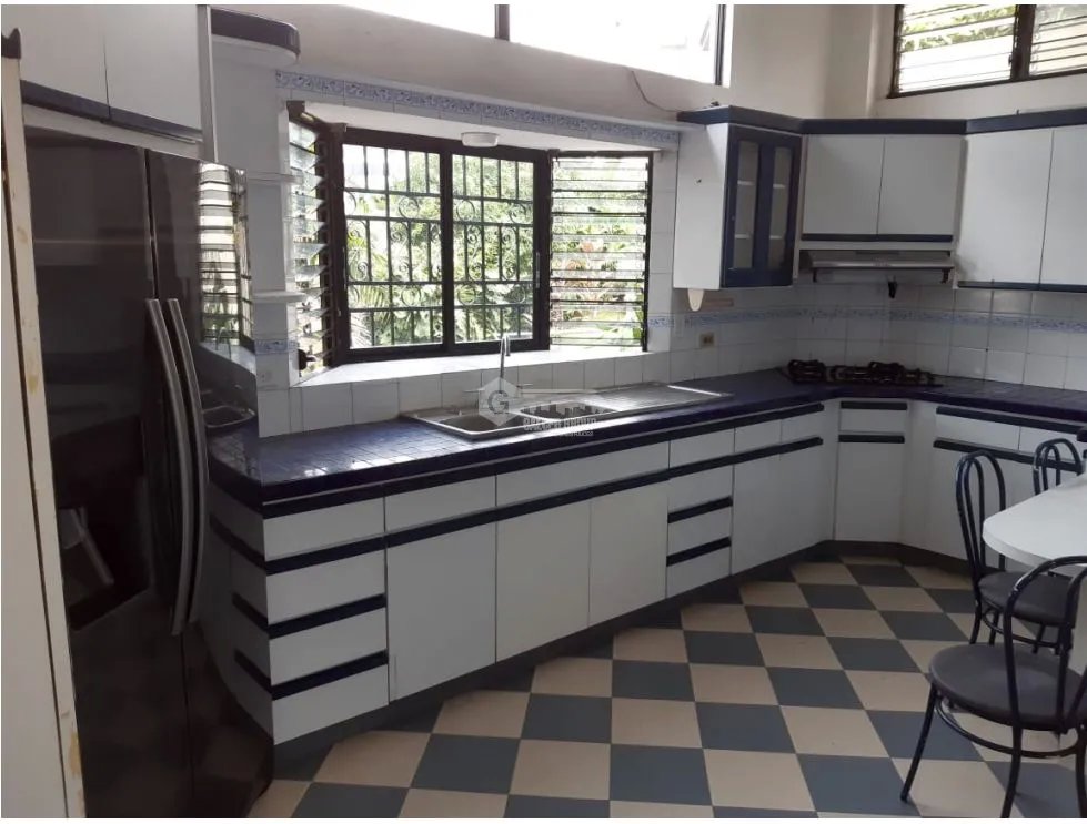 SE VENDE CASA ALTOS DE BETANIA DE 400M CON 3 HABITACION DE 2 NIVELES