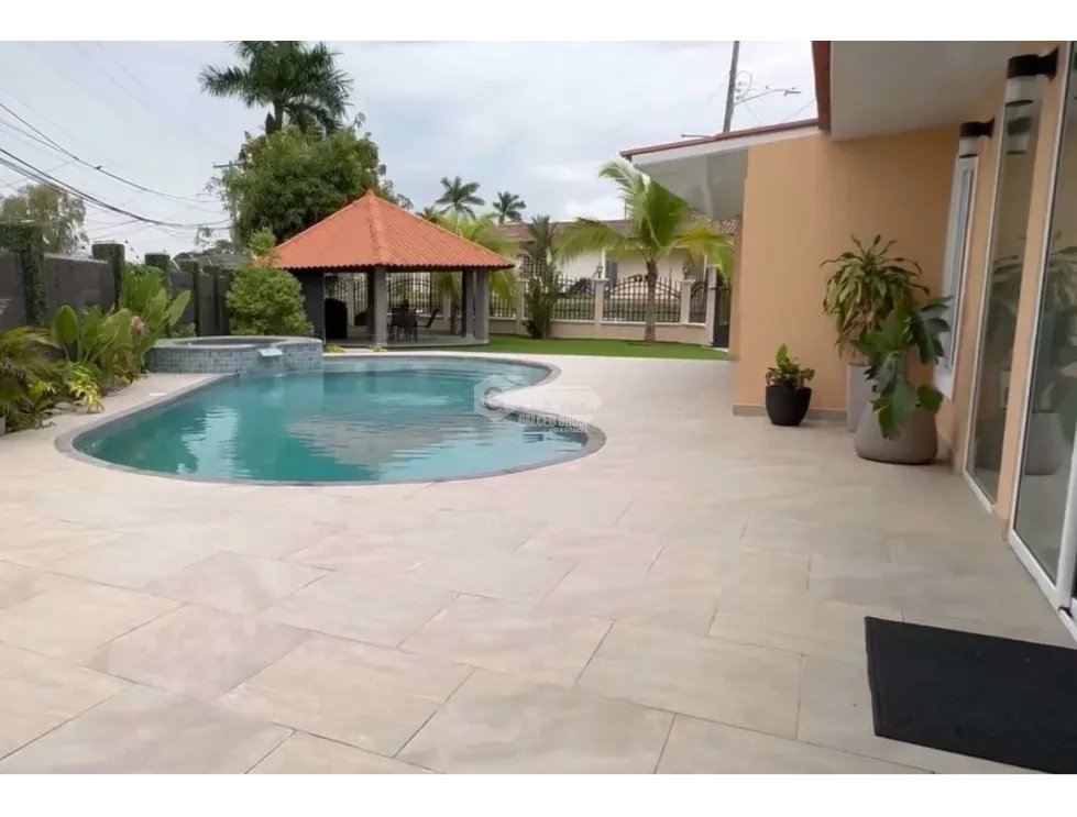 SE VENDE CASA EN VILLA LUCRE URB. ALTOS DE SAN RAFAEL CON PISCINA