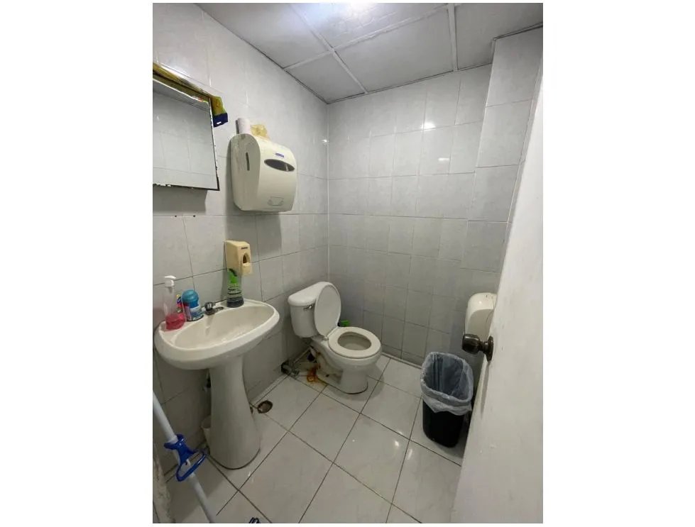SE VENDE OFIBODEGA EN COLON SANTA ISABEL CON MEZZANINE SOBRE VIA