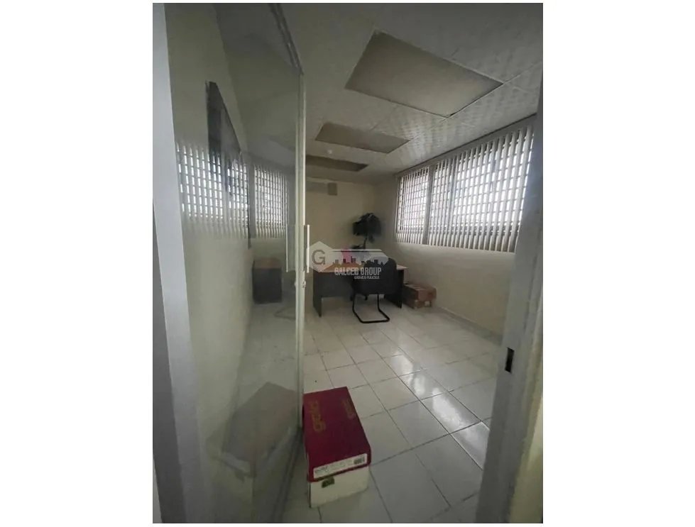 SE VENDE OFIBODEGA EN COLON SANTA ISABEL CON MEZZANINE SOBRE VIA