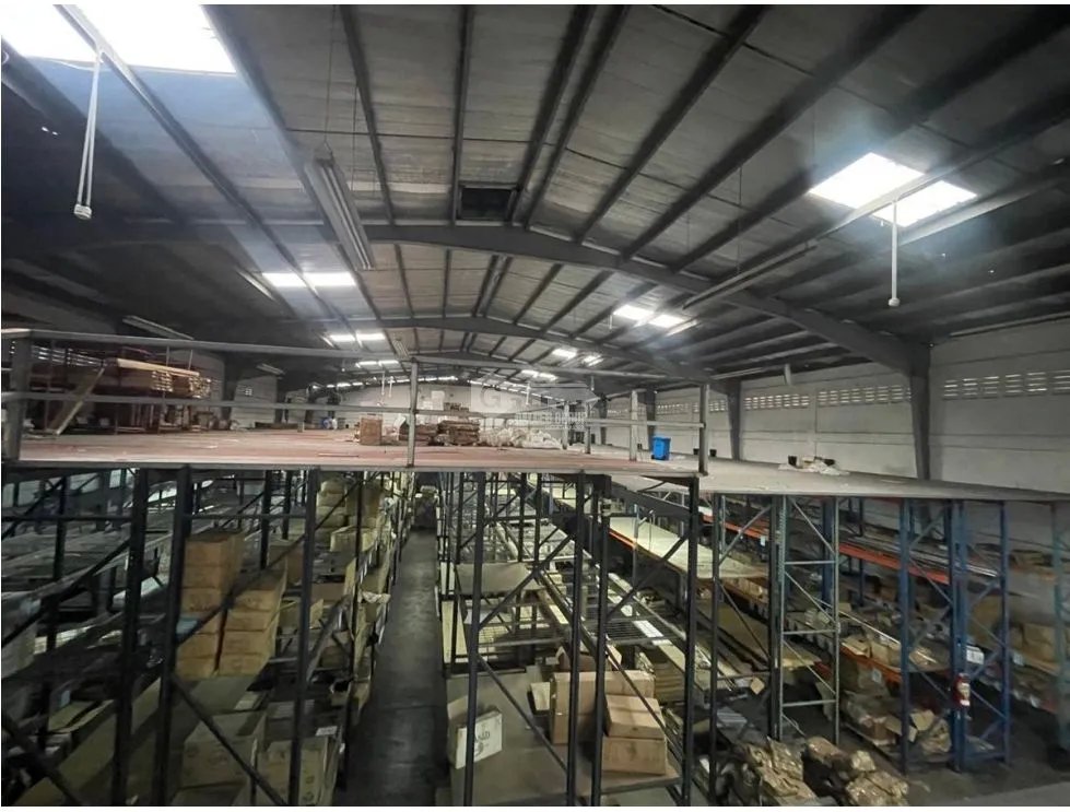 SE VENDE OFIBODEGA EN COLON SANTA ISABEL CON MEZZANINE SOBRE VIA