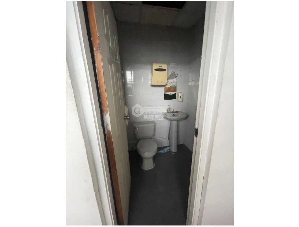 SE VENDE OFIBODEGA EN COLON SANTA ISABEL CON MEZZANINE SOBRE VIA