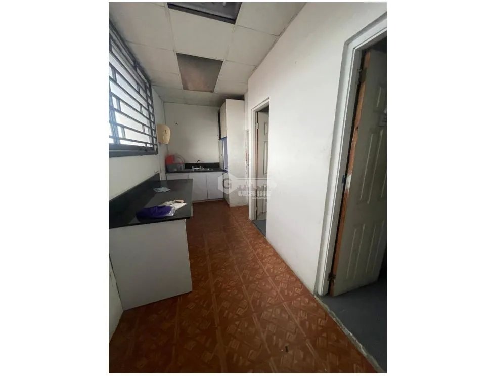 SE VENDE OFIBODEGA EN COLON SANTA ISABEL CON MEZZANINE SOBRE VIA