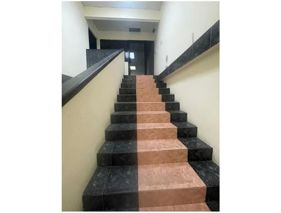 SE VENDE OFIBODEGA EN COLON SANTA ISABEL CON MEZZANINE SOBRE VIA