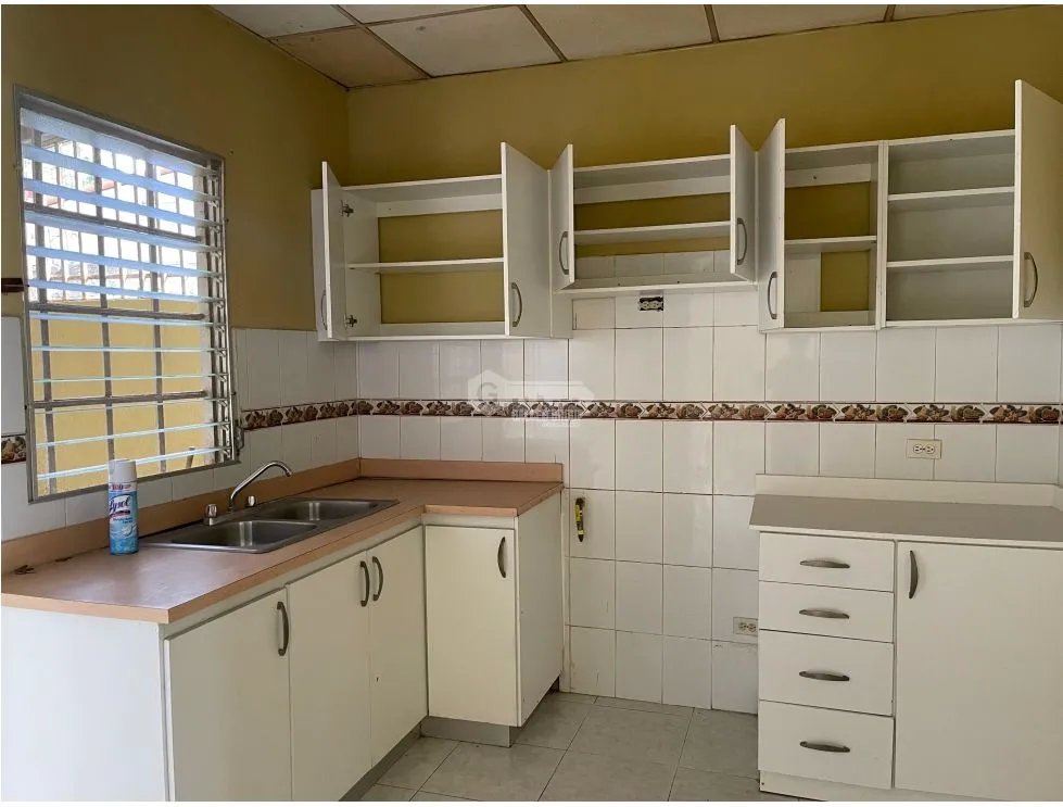 SE VENDE CASA EN PRADERAS DE SAN ANTONIO DE 3 HABITACIONES CON TERRAZA