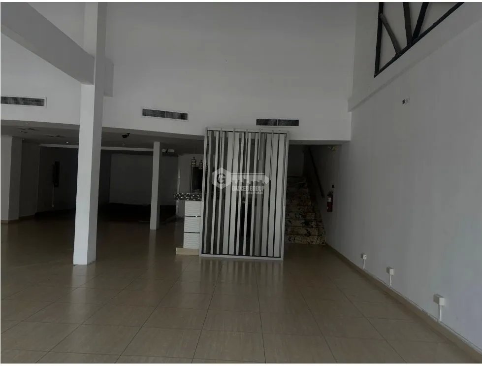 OBARRIO / 330M / MEZZANINE / DIVISIONES / 5 PARKING / SOBRE VÍA